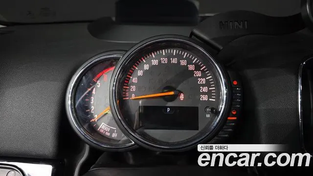 MINI COOPER D COUNTRYMAN 2018 — 125 766 км, тёмно-зелёный, Корея — под ключ — фото 8