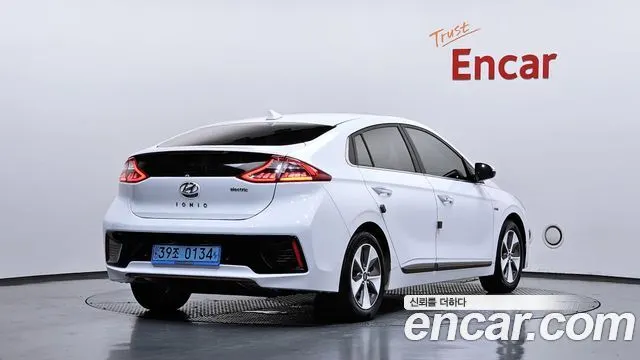 HYUNDAI IONIQ ELECTRIC 2019 — 130 662 км, белый, Корея — под ключ — фото 2