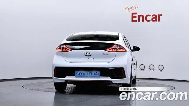 HYUNDAI IONIQ ELECTRIC 2019 — 130 662 км, белый, Корея — под ключ — фото 4