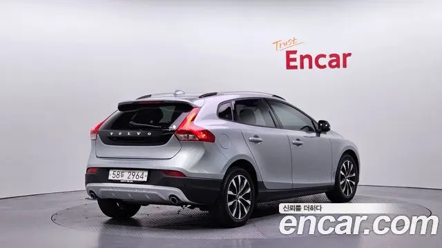 VOLVO V40 CROSS COUNTRY 2019 — 58 667 км, серебристый, Корея — под ключ — фото 2