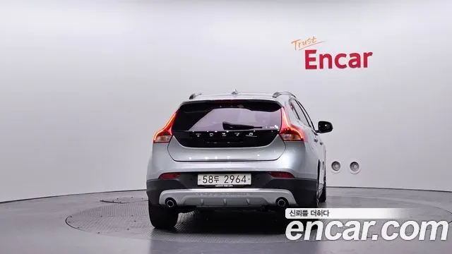VOLVO V40 CROSS COUNTRY 2019 — 58 667 км, серебристый, Корея — под ключ — фото 4
