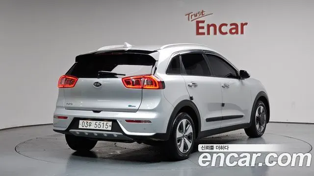 KIA NIRO 2018 — 43 683 км, серебристо-серый, Корея — под ключ — фото 1