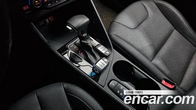 KIA NIRO 2018 — 43 683 км, серебристо-серый, Корея — под ключ — фото 9