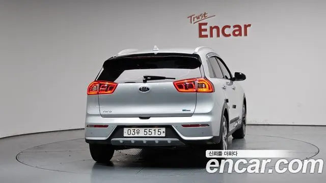 KIA NIRO 2018 — 43 683 км, серебристо-серый, Корея — под ключ — фото 4