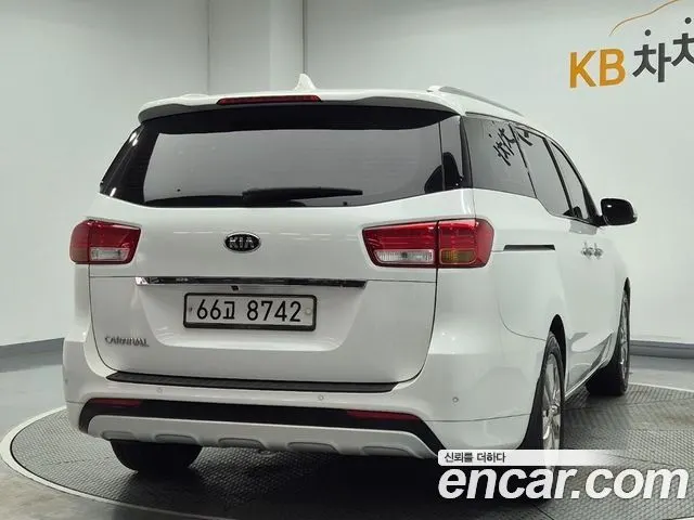 KIA CARNIVAL 2017 — 117 626 км, белый, Корея — под ключ — фото 4