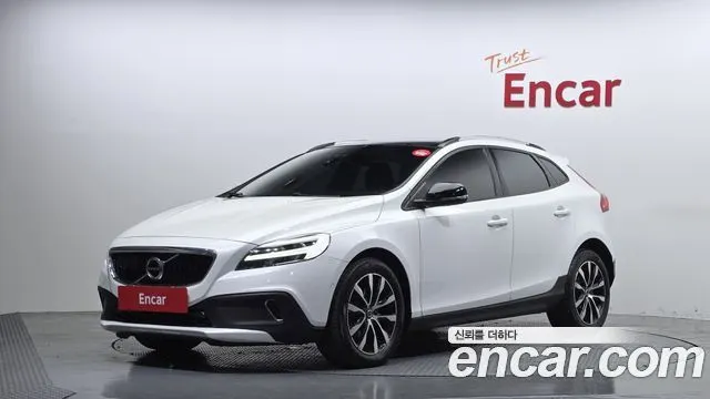 VOLVO V40 CROSS COUNTRY 2019 — 191 985 км, белый, Корея — под ключ — фото 1