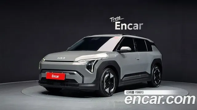 KIA EV3 2026 — 13 784 км, серебристо-серый, Корея — под ключ — фото 1
