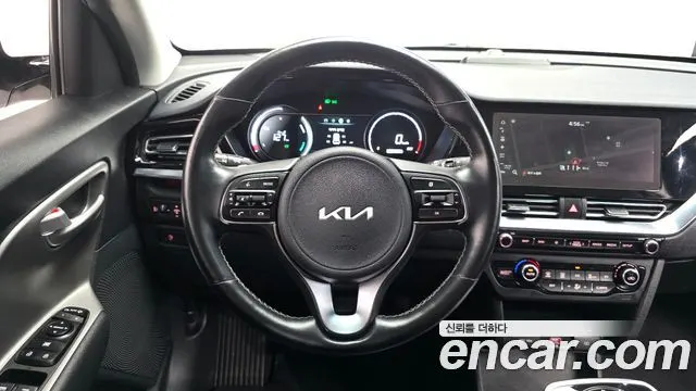 KIA NIRO PLUS 2023 — 24 496 км, белый, Корея — под ключ — фото 12