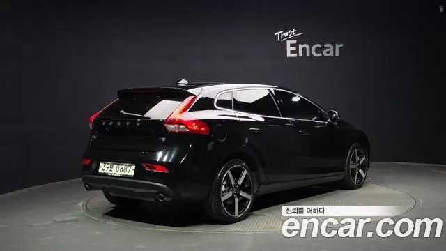 VOLVO V40 2016