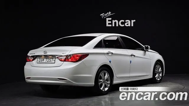 HYUNDAI SONATA 2010 — 103 744 км, белый, Корея — под ключ — фото 1