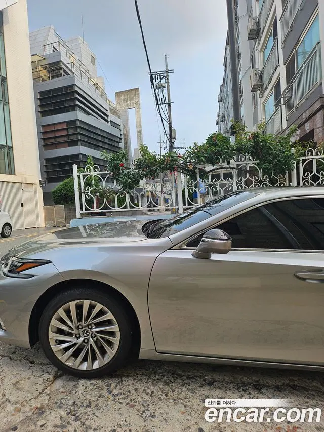 LEXUS ES300H 2022 — 10 800 км, белый-перламутр, Корея — под ключ — фото 1