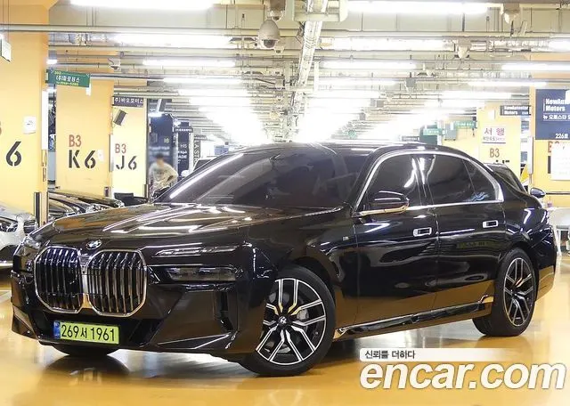 BMW 7 SERIES 2025 — 13 000 км, чёрный, Корея — под ключ — фото 1