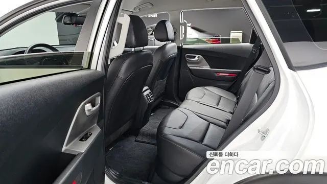 KIA NIRO PLUS 2024 — 11 494 км, белый, Корея — под ключ — фото 11