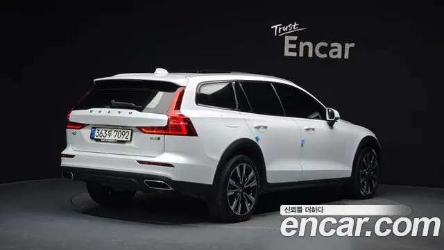 VOLVO V60 CROSS COUNTRY 2022 — 56 681 км, белый, Корея — под ключ — фото 2