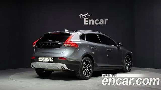 VOLVO V40 CROSS COUNTRY 2019 — 90 665 км, серый, Корея — под ключ — фото 2