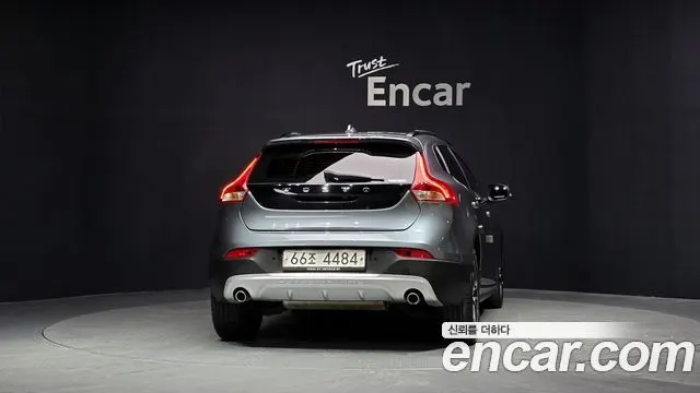 VOLVO V40 CROSS COUNTRY 2019 — 90 665 км, серый, Корея — под ключ — фото 4
