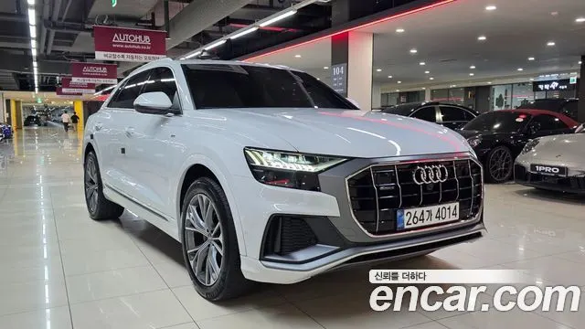 AUDI Q8 2020