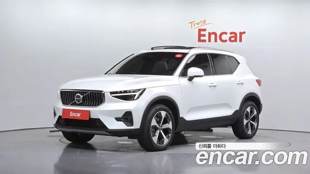 VOLVO XC40 2025
