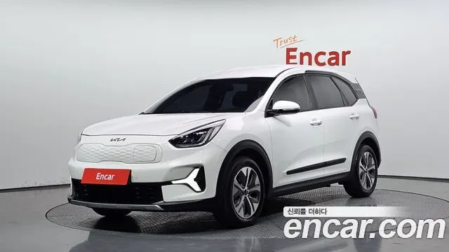 KIA NIRO PLUS 2023 — 45 050 км, белый, Корея — под ключ — фото 1