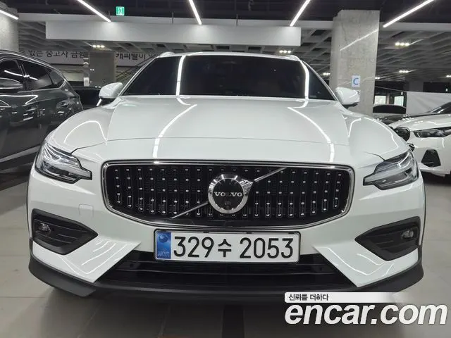VOLVO V60 CROSS COUNTRY 2023 — 28 000 км, белый, Корея — под ключ — фото 11