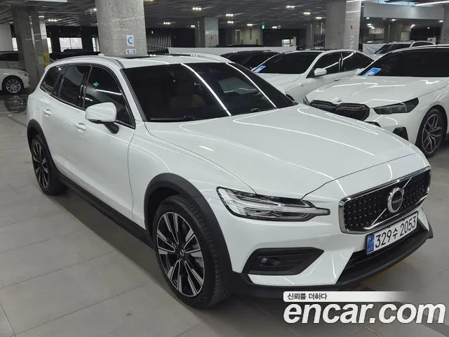 VOLVO V60 CROSS COUNTRY 2023 — 28 000 км, белый, Корея — под ключ — фото 5