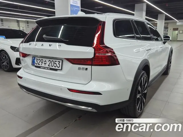 VOLVO V60 CROSS COUNTRY 2023 — 28 000 км, белый, Корея — под ключ — фото 6