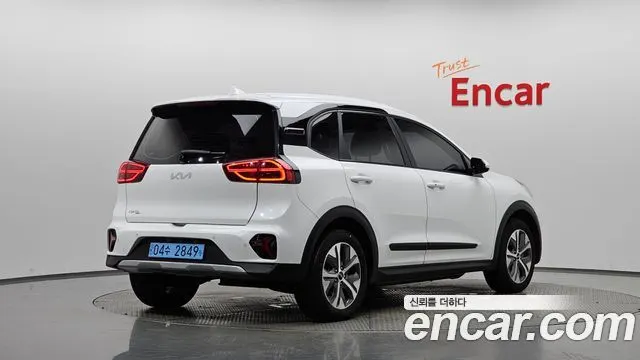 KIA NIRO PLUS 2023 — 147 784 км, белый, Корея — под ключ — фото 1