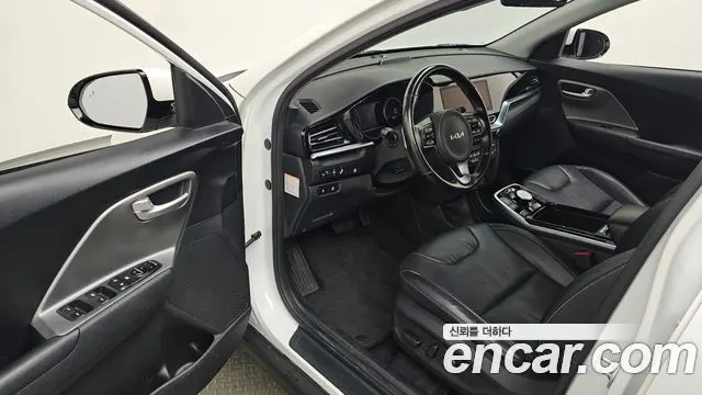 KIA NIRO PLUS 2023 — 147 784 км, белый, Корея — под ключ — фото 10
