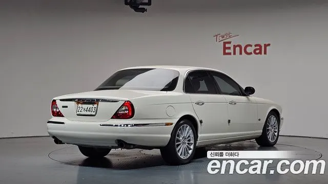 JAGUAR NEW XJ 2007 — 164 379 км, белый-перламутр, Корея — под ключ — фото 1