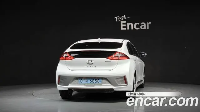 HYUNDAI IONIQ ELECTRIC 2018 — 106 736 км, белый, Корея — под ключ — фото 4
