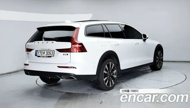 VOLVO V60 CROSS COUNTRY 2022 — 92 189 км, белый, Корея — под ключ — фото 2