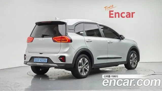 KIA NIRO PLUS 2023 — 128 374 км, серебристый, Корея — под ключ — фото 2