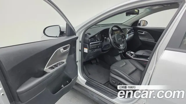 KIA NIRO PLUS 2023 — 128 374 км, серебристый, Корея — под ключ — фото 10