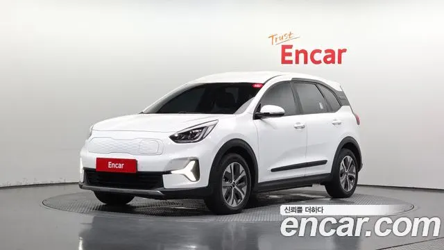 KIA NIRO PLUS 2023 — 105 325 км, белый, Корея — под ключ — фото 1
