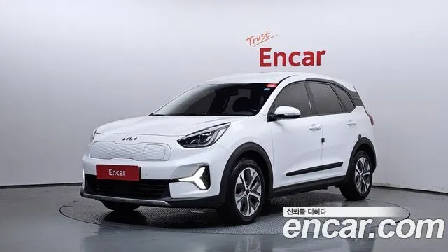 KIA NIRO PLUS 2023 — 163 089 км, белый, Корея — под ключ — фото 1