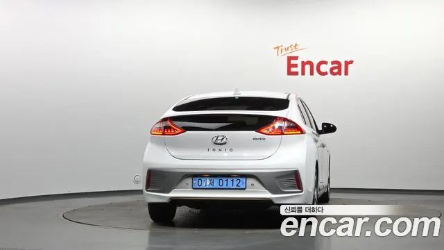 HYUNDAI IONIQ ELECTRIC 2017 — 124 136 км, белый, Корея — под ключ — фото 4