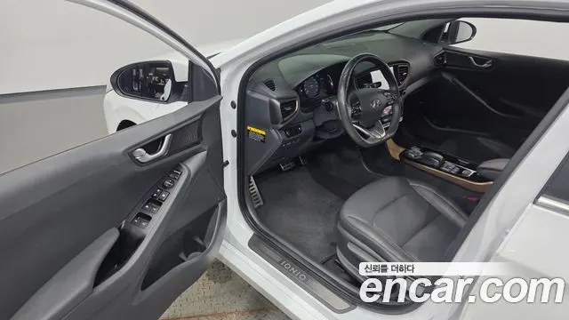 HYUNDAI IONIQ ELECTRIC 2017 — 124 136 км, белый, Корея — под ключ — фото 10