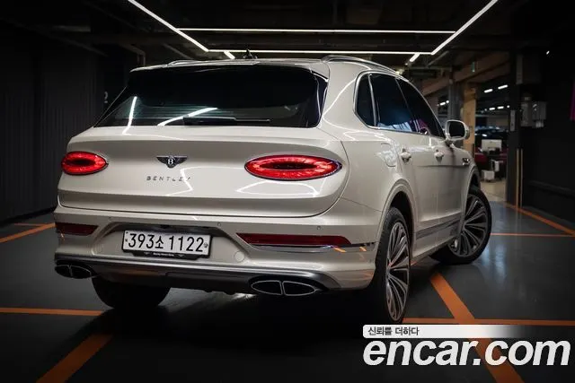 BENTLEY BENTAYGA 2025 — 15 000 км, белый-перламутр, Корея — под ключ — фото 4