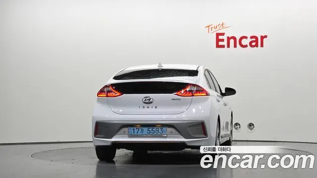 HYUNDAI IONIQ ELECTRIC 2018 — 161 472 км, белый, Корея — под ключ — фото 4