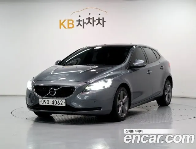 VOLVO V40 2018