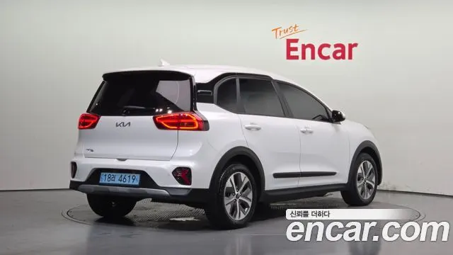 KIA NIRO PLUS 2023 — 107 396 км, белый, Корея — под ключ — фото 2