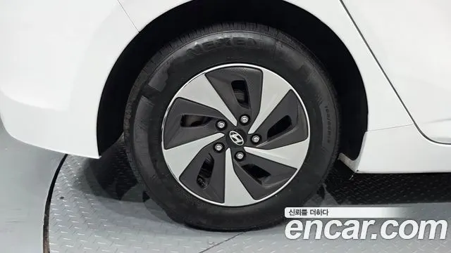 HYUNDAI IONIQ HYBRID 2019 — 100 888 км, белый, Корея — под ключ — фото 5