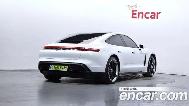 PORSCHE TAYCAN 2024