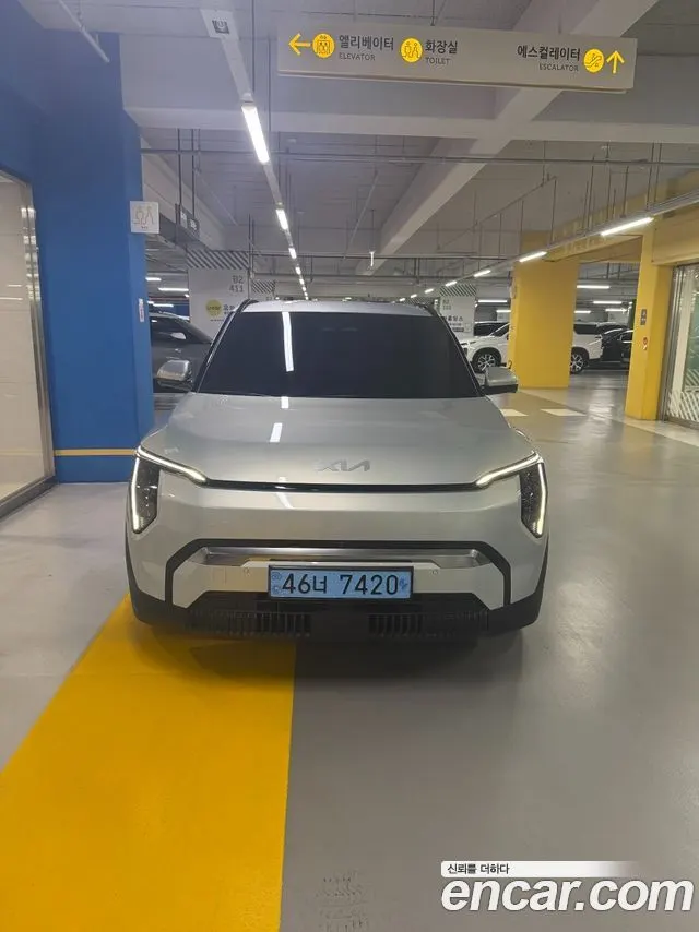 KIA EV3 2025 — 38 228 км, светло-серебристый, Корея — под ключ — фото 1