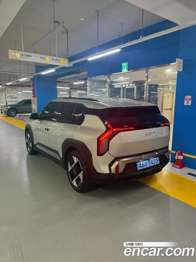 KIA EV3 2025 — 38 228 км, светло-серебристый, Корея — под ключ — фото 3
