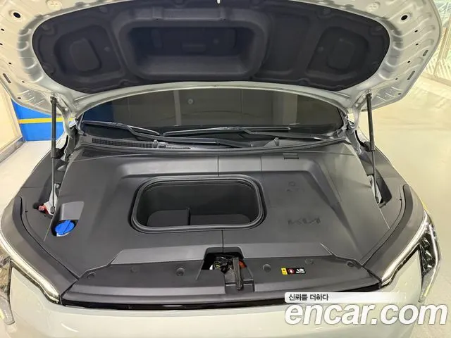 KIA EV3 2025 — 38 228 км, светло-серебристый, Корея — под ключ — фото 6