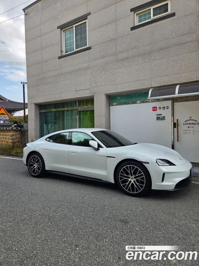 PORSCHE TAYCAN 2025
