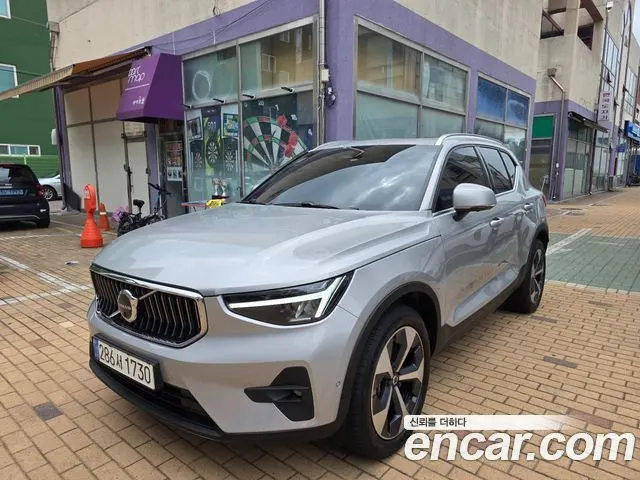 VOLVO XC40 2023 — 36 000 км, серебристый, Корея — под ключ — фото 1