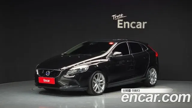 VOLVO V40 2016