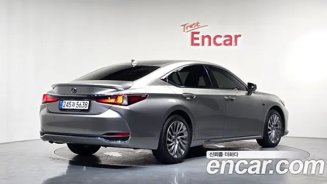 LEXUS ES300H 2026 — 12 983 км, серебристо-серый, Корея — под ключ — фото 1